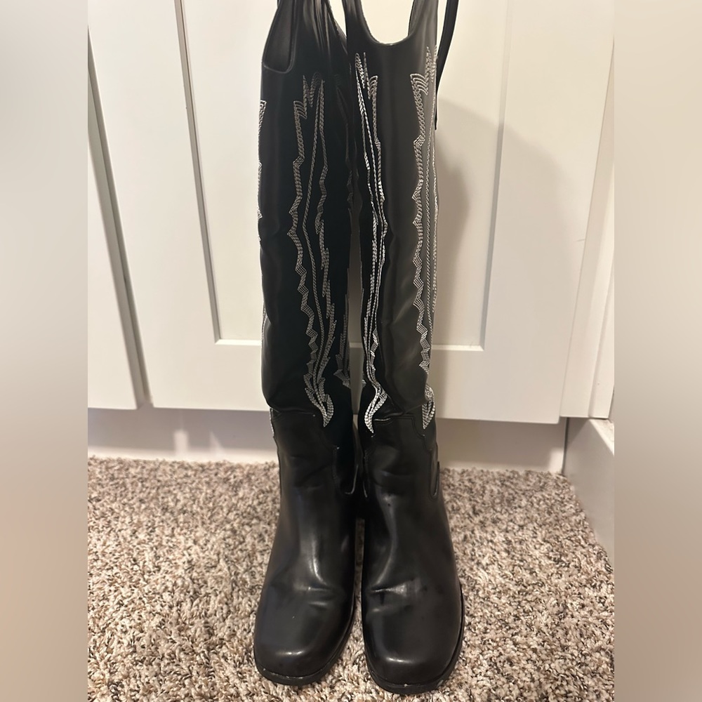Heeled black boots with western stitching! Size 8